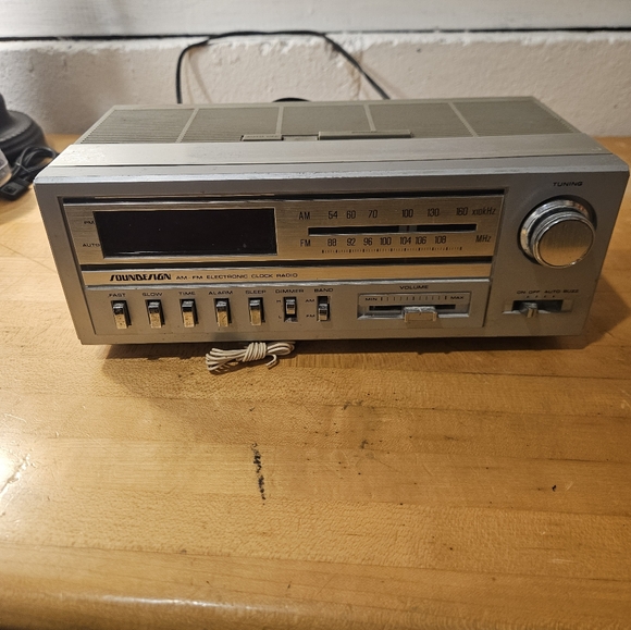 SoundDesign Model #3675-A Clock Radio AM/FM Silver Soundesign Tested&Works - Picture 3 of 7